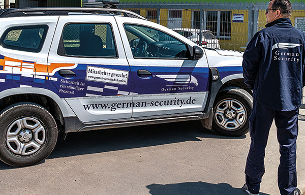 Sicherheitsmitarbeiter von German Security beim Werkschutz an einem Gewerbeobjekt